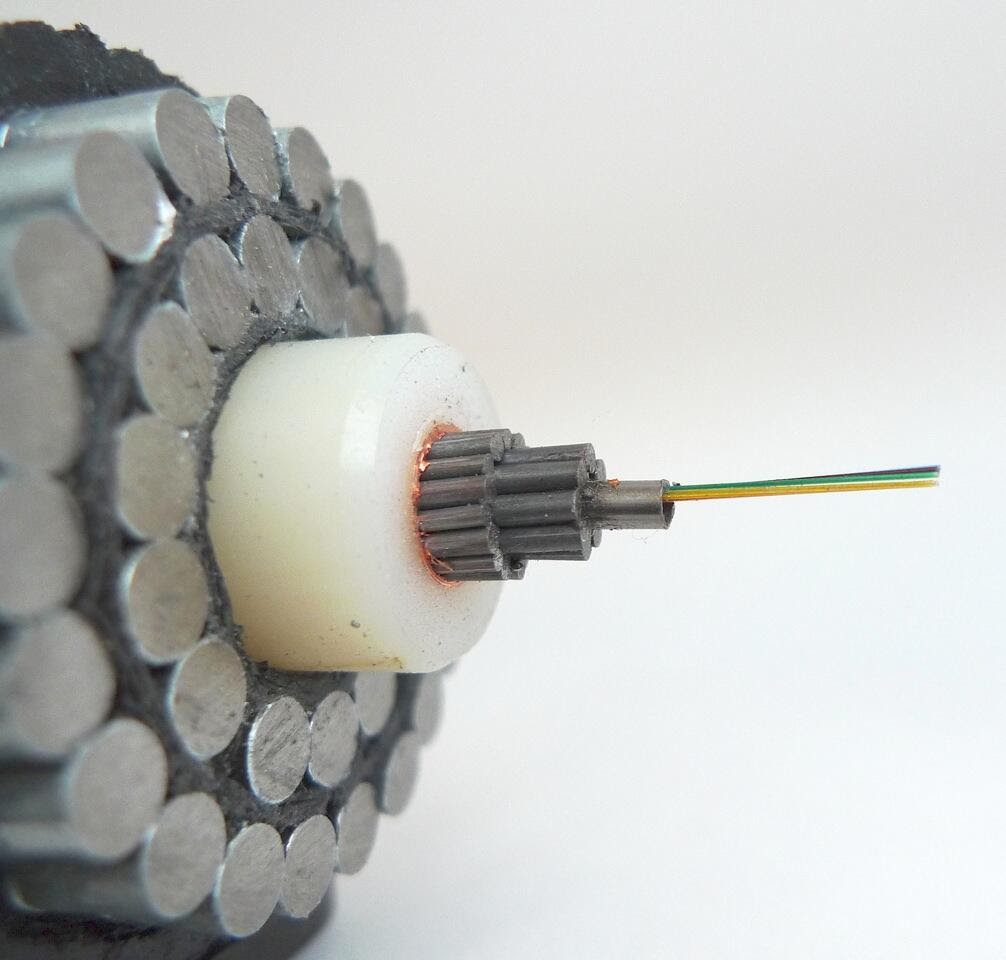 Section d’un câble sous-marin, la fibre optique est au milieu du câble