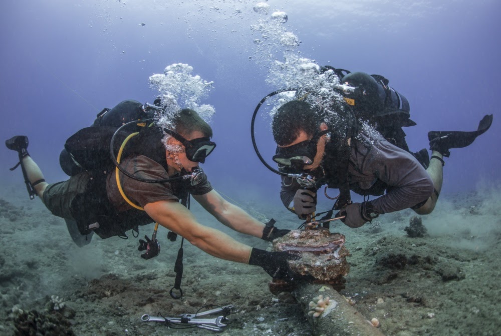 Des plongeurs enlèvent des anodes de zinc corrodées sur un câble sous-marin près d’Hawaii